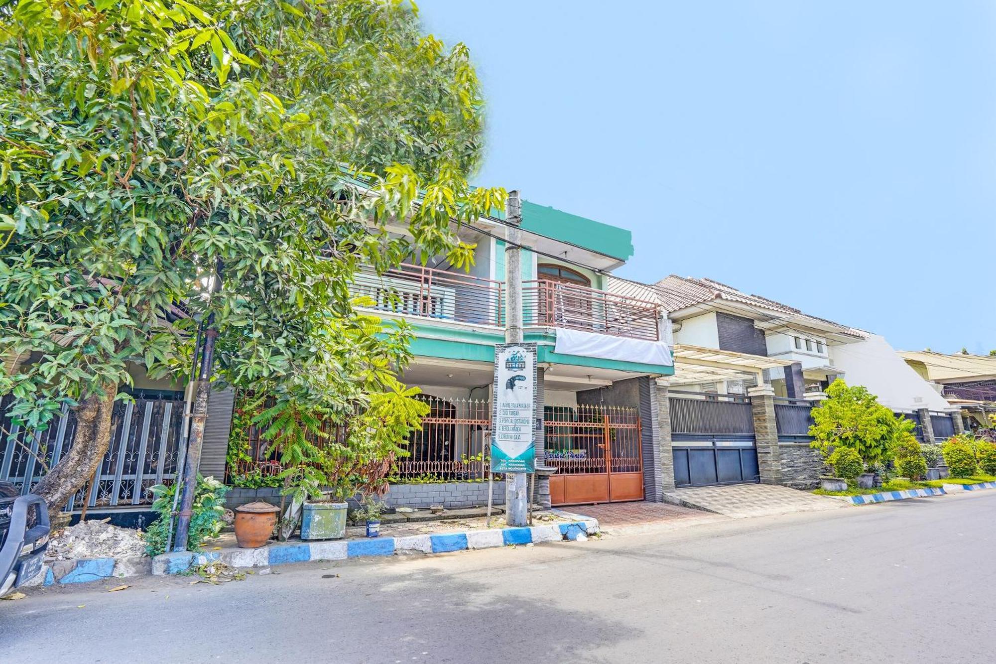 ホテル Spot On 91716 Kost Yy Syariah Mojokerto エクステリア 写真