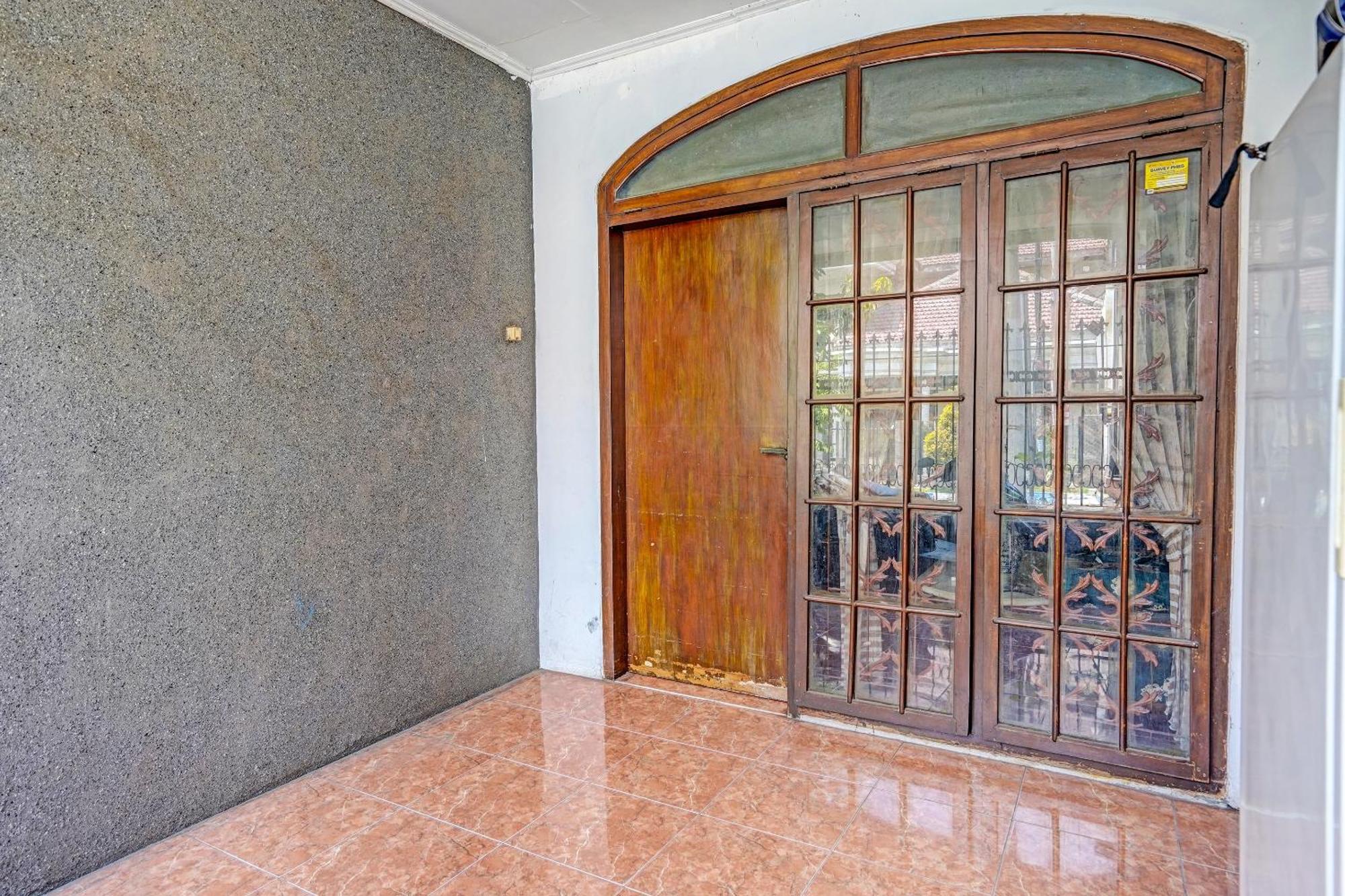 ホテル Spot On 91716 Kost Yy Syariah Mojokerto エクステリア 写真