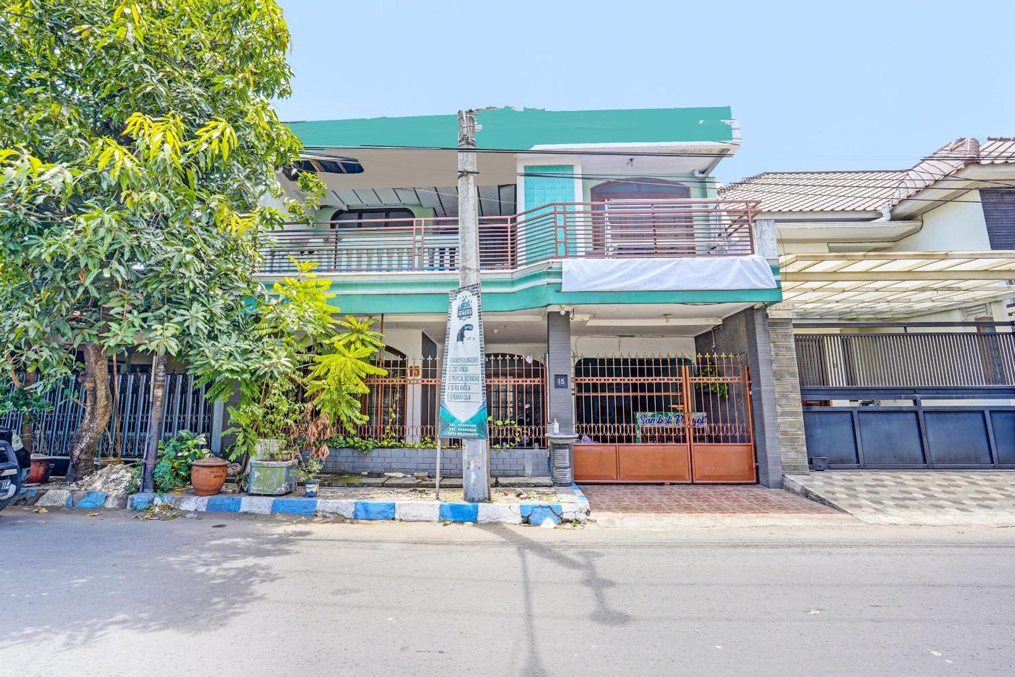 ホテル Spot On 91716 Kost Yy Syariah Mojokerto エクステリア 写真