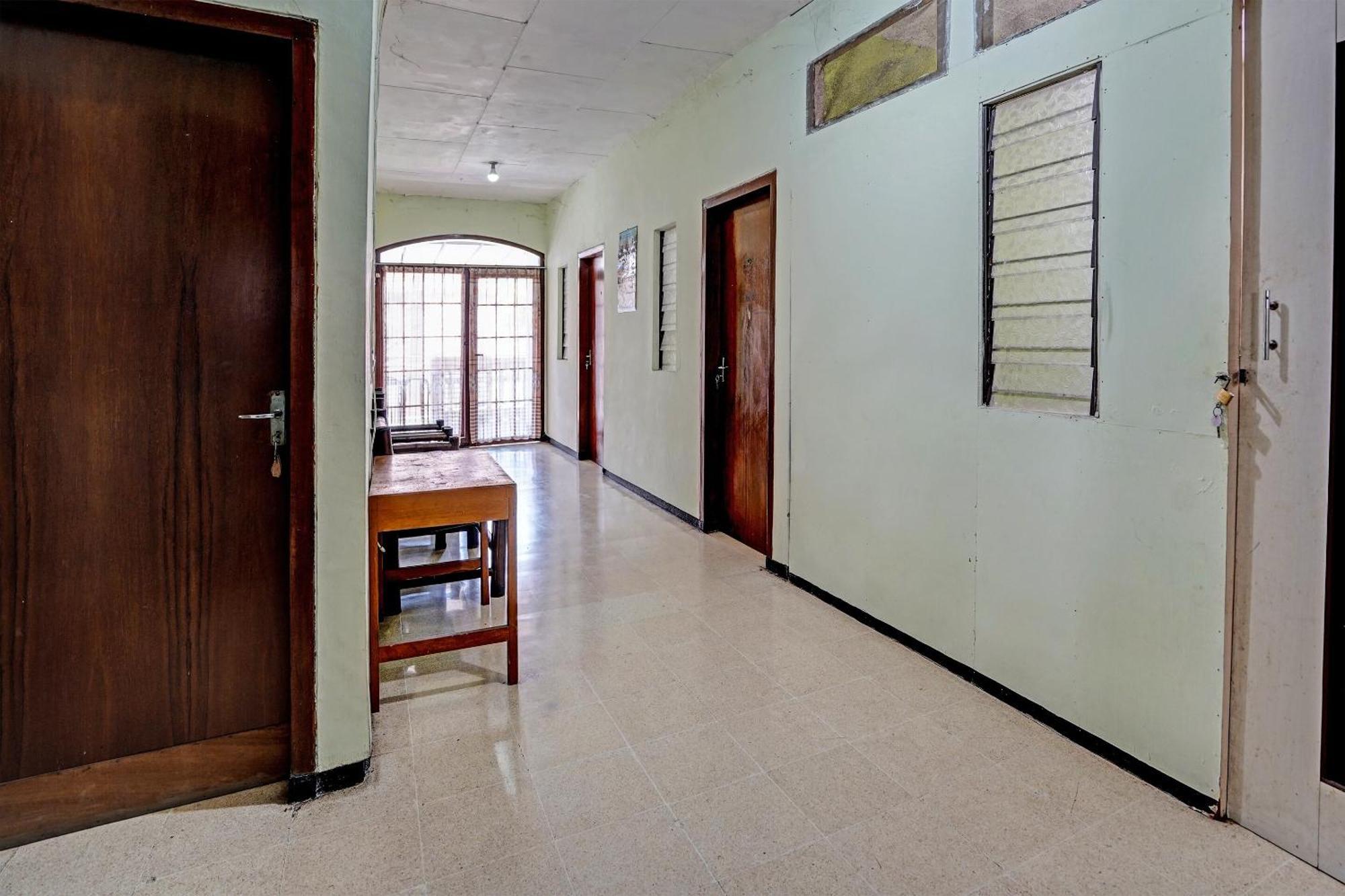 ホテル Spot On 91716 Kost Yy Syariah Mojokerto エクステリア 写真