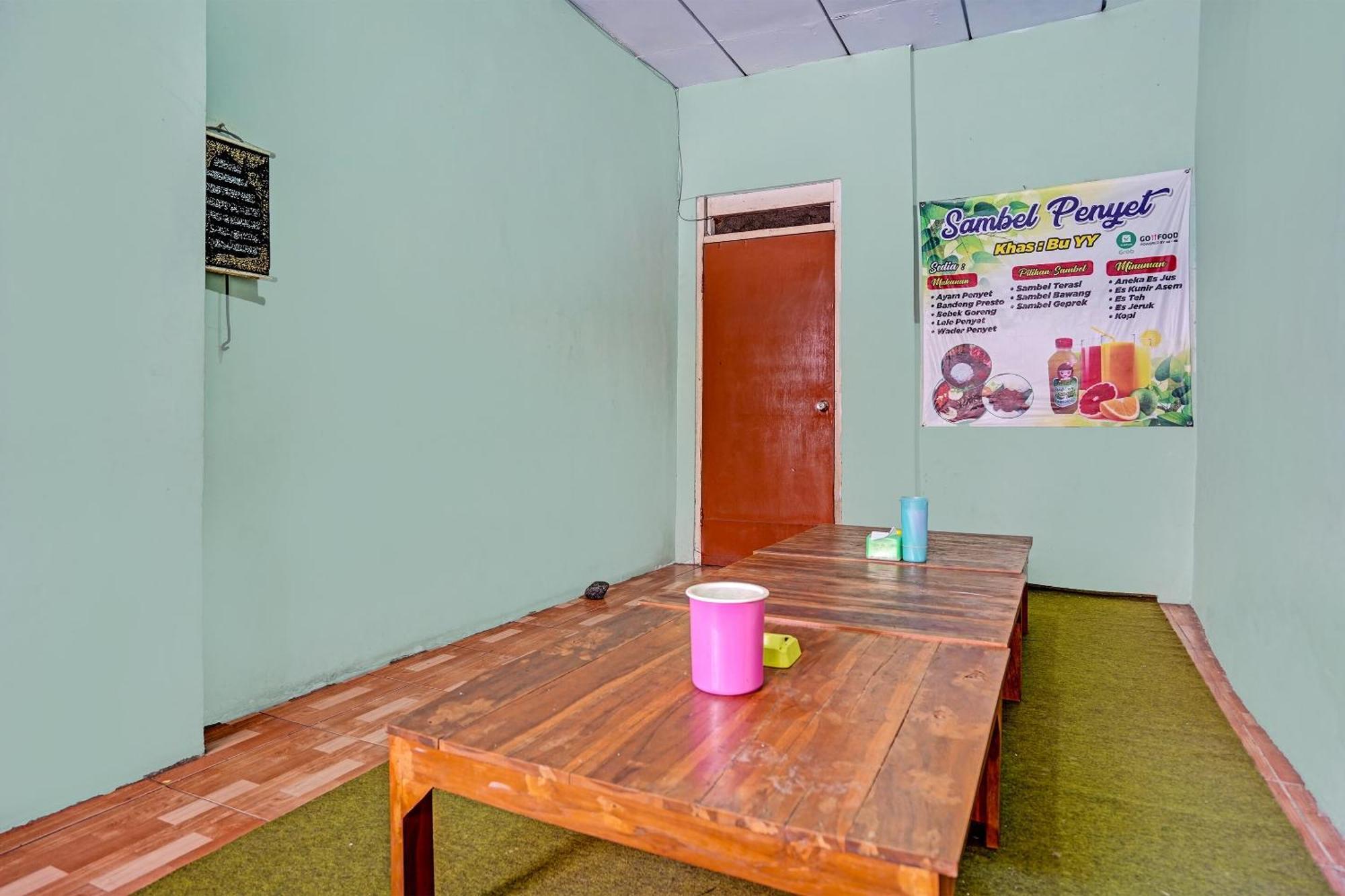 ホテル Spot On 91716 Kost Yy Syariah Mojokerto エクステリア 写真