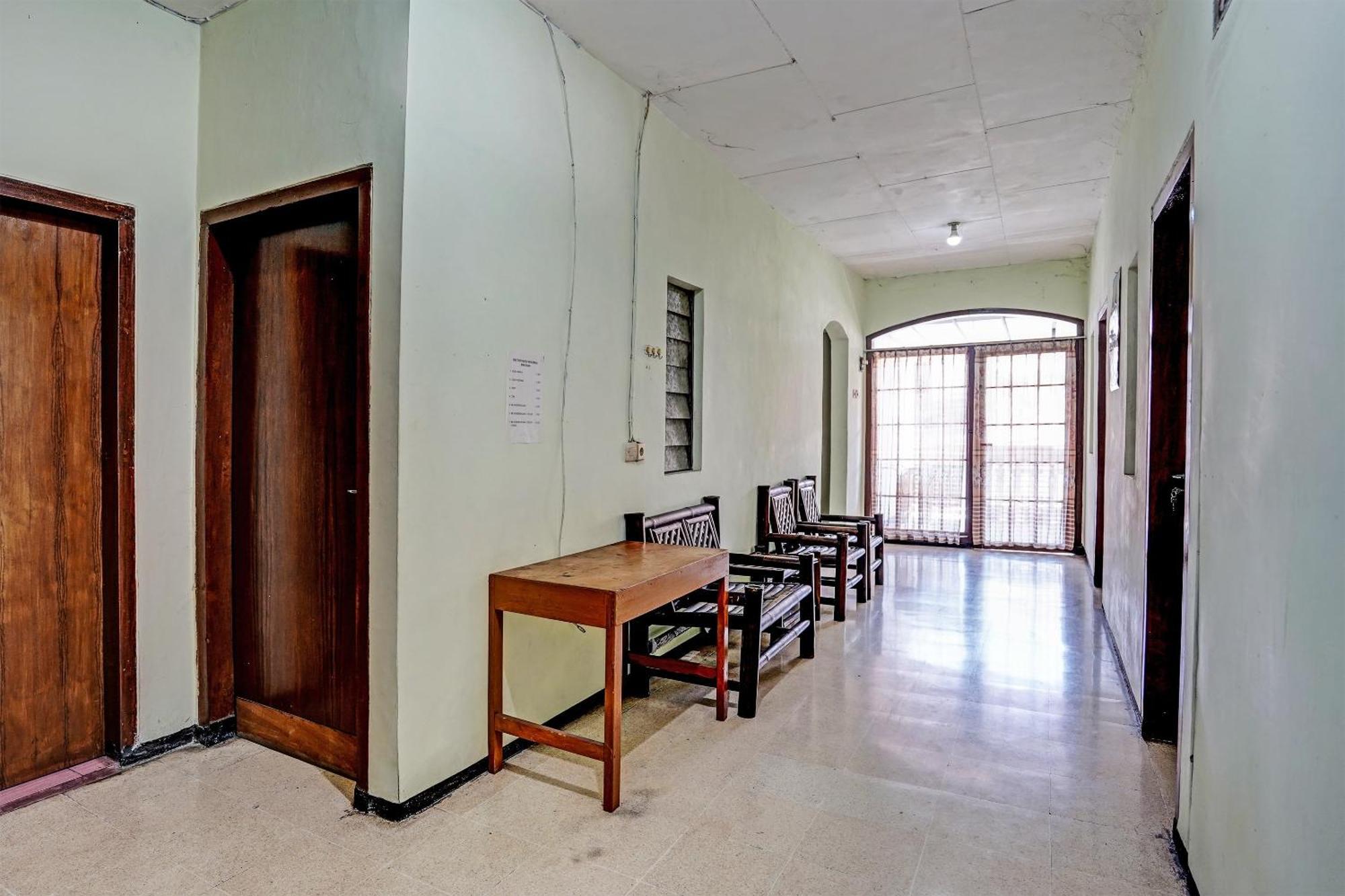 ホテル Spot On 91716 Kost Yy Syariah Mojokerto エクステリア 写真